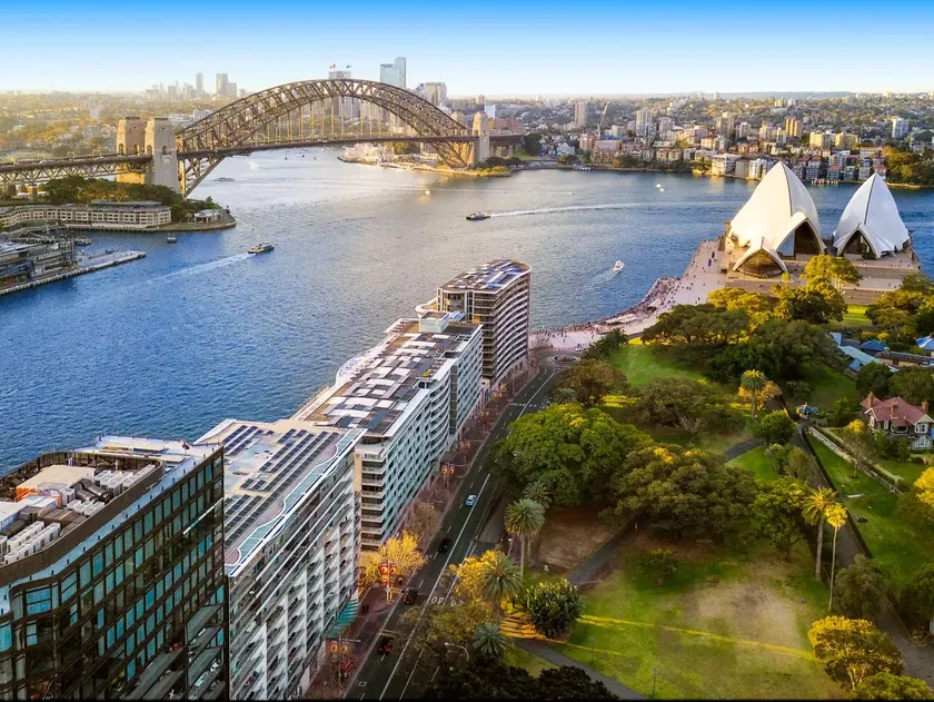 Luxurious Apartment only 250m Walk To Opera House - Image 1
