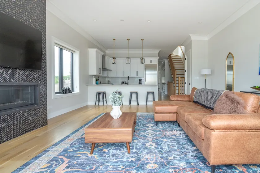 Large 2-Bedroom with Huge Roof Deck view of Chicago Skyline - Image 1