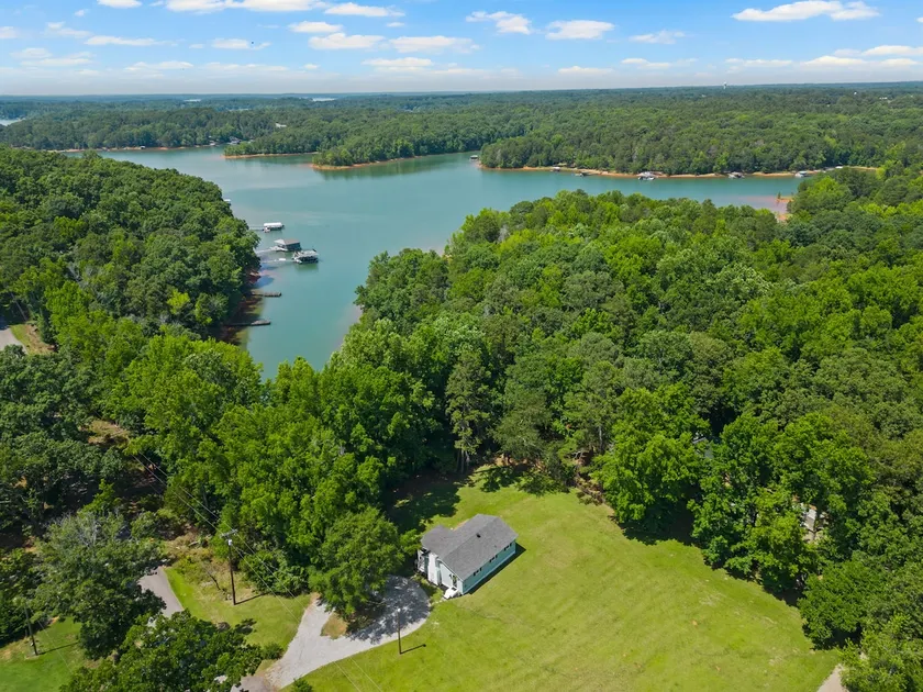 Cottage in the Cove Lake Hartwell Lots of Parking - Image 1