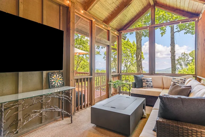 Chic Sapphire Lodge | Epic Mtn Views | Sleeps14 - Image 1