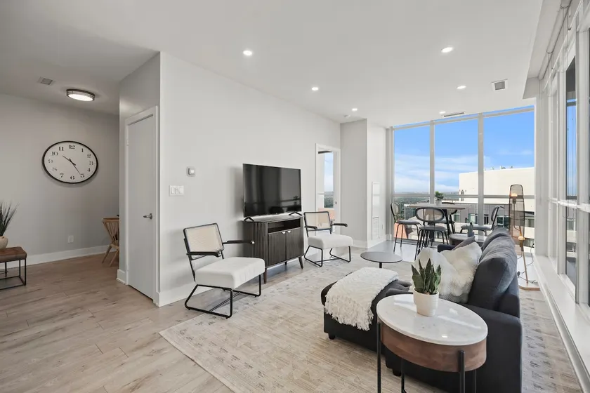 CN Tower Views, Indoor Pool & Gym Condo - Image 1