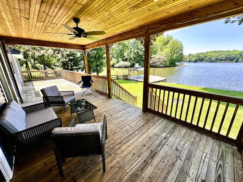 Lake home with Kayaks - Image 1