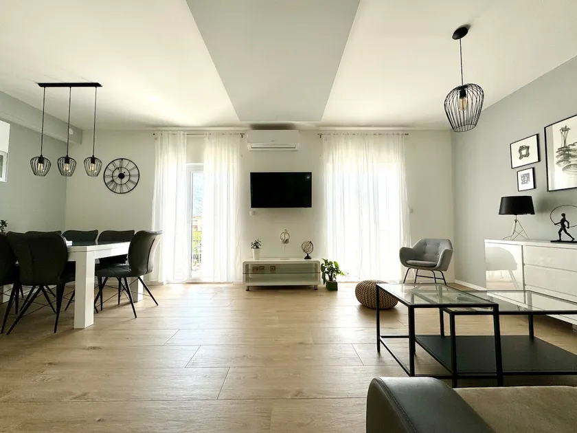 Cozy Modern Beachside Charm - Image 1