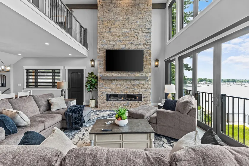 Luxury Lakefront 4BR w/ Beach - Image 1