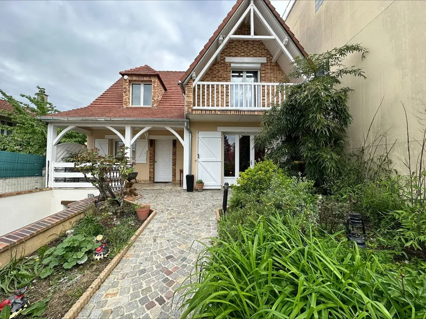 Detached house with garden near Paris - Image 1