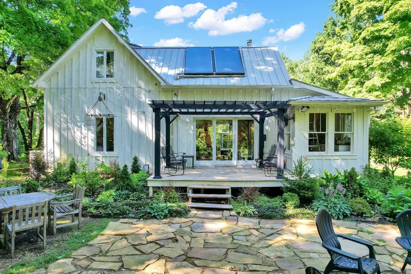 Forest Retreat: Poolside Bliss Close to Campus - Image 1