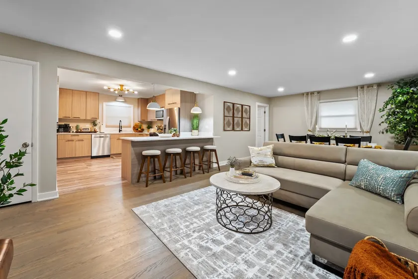 Chic Oasis/Game Room/Near Base - Image 1
