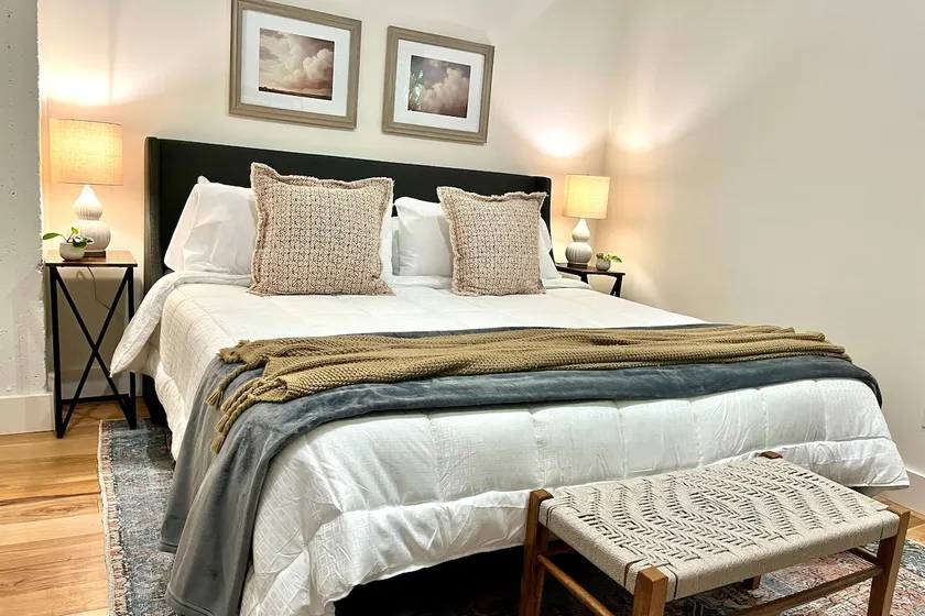 Romantic Getaway in Charming Downtown - Image 1