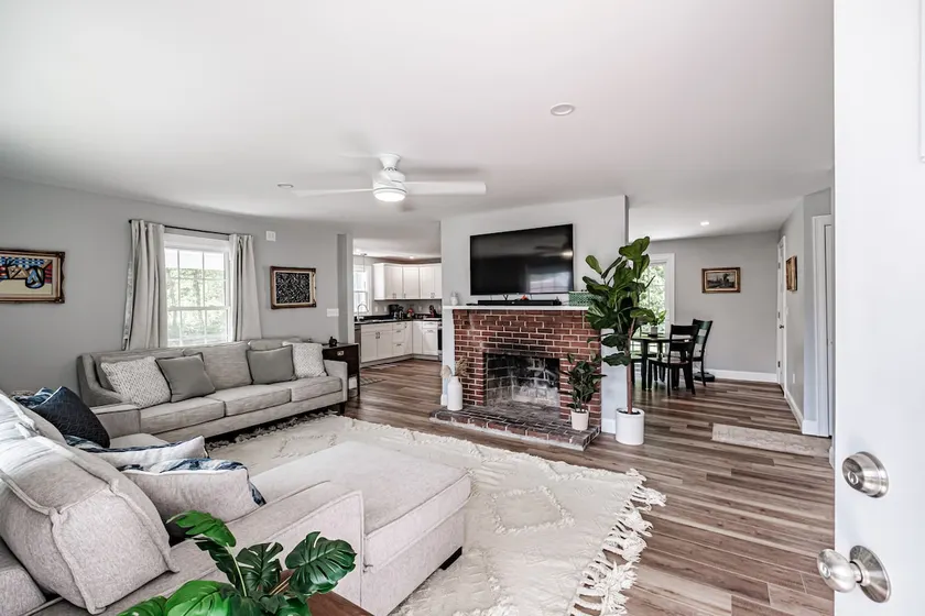 Cozy Family Home with Beach Access - Image 1