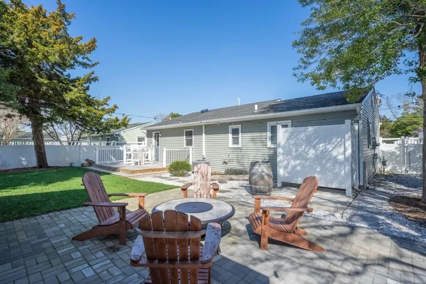Modern, open plan, 200m to beach, pet friendly! - Image 1