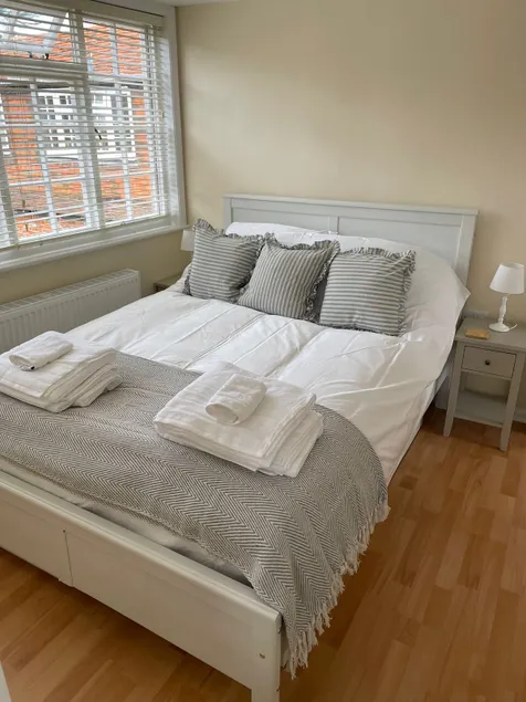 Fantastic Two Bedroom Courtyard Apartment - Image 1