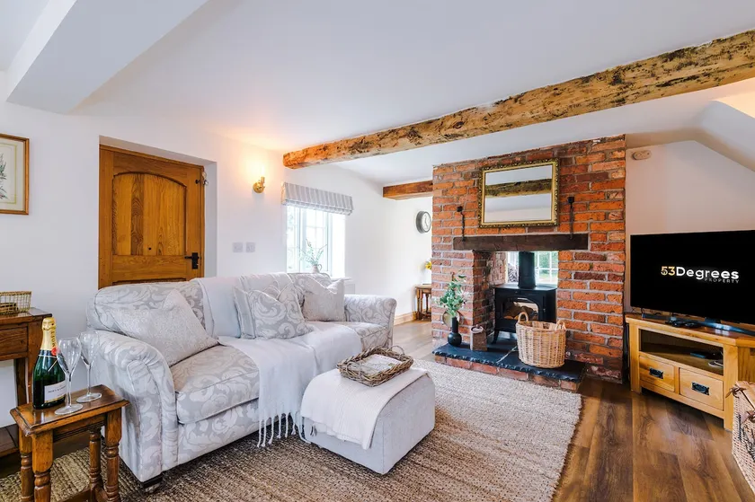 NEW! Stunning 3- Bed Cottage in Audlem by 53 Degrees Property, Ideal for Families & Groups! - Image 1
