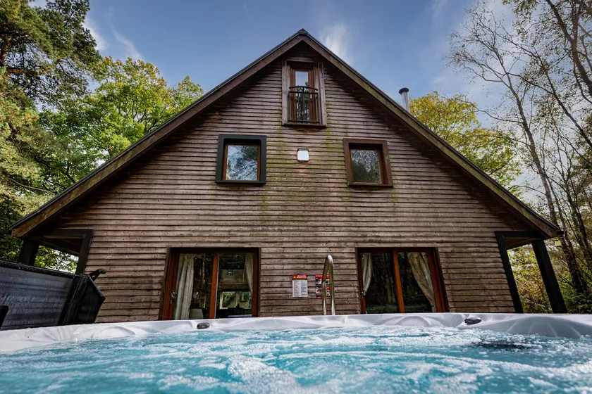 Stanton, woodland lodge with hot tub for 14 - Image 1
