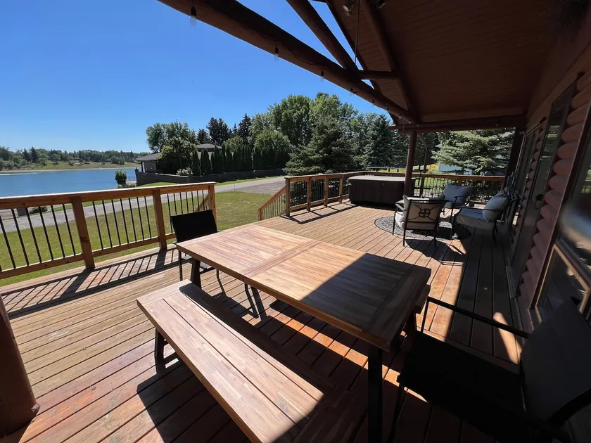 The Little Log Cabin on the Lake - Image 1