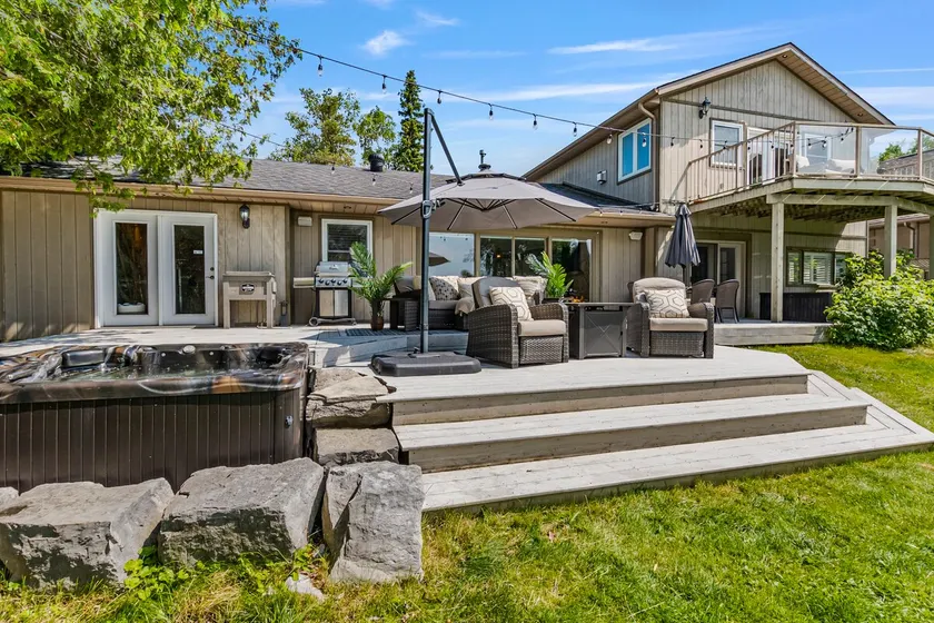 White Oaks Beachfront Hideaway w/ Hot Tub - Barrie - Image 1
