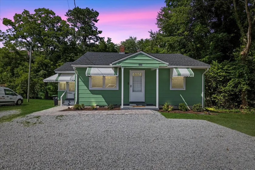 Charming 2BR Cottage Stay: Close to Downtown - Image 1