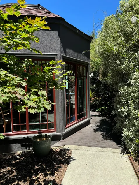 Walkable mid-century 2BR w/views & rooftop deck - Image 1