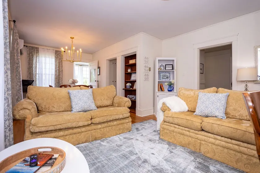 Historic Bank Managers Apartment - Image 1