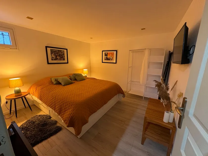 Air-conditioned 2-room in house with parking - Image 1
