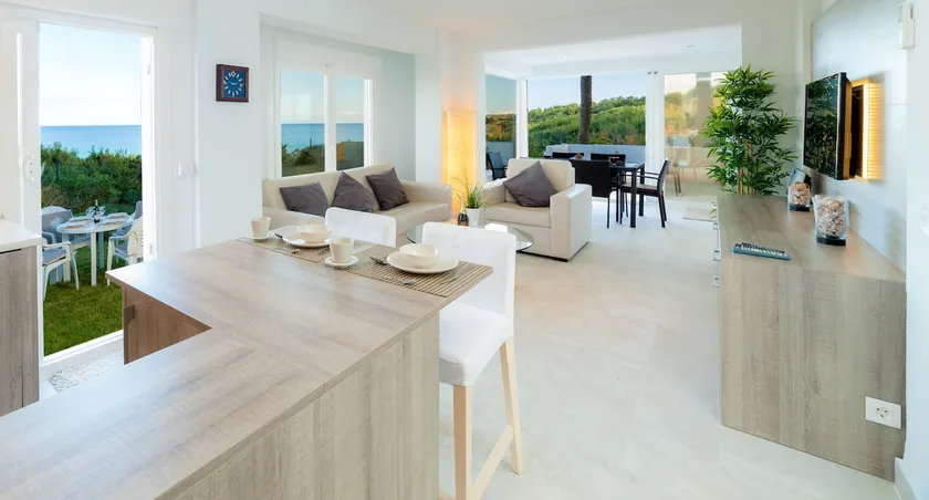 4-6 Pax · Amazing Views · Beachfront · Pool · AC,. - Image 1