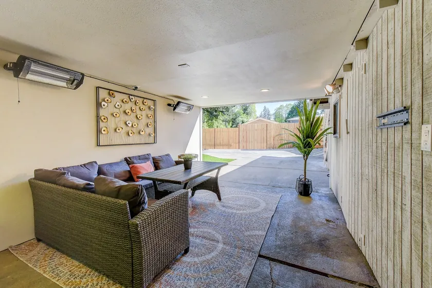 The Luxe Lower Loft - Image 1