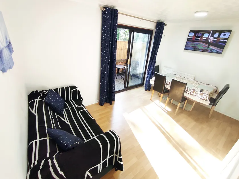 The Swans - Two-Bedroom City Centre House with Parking - Image 1
