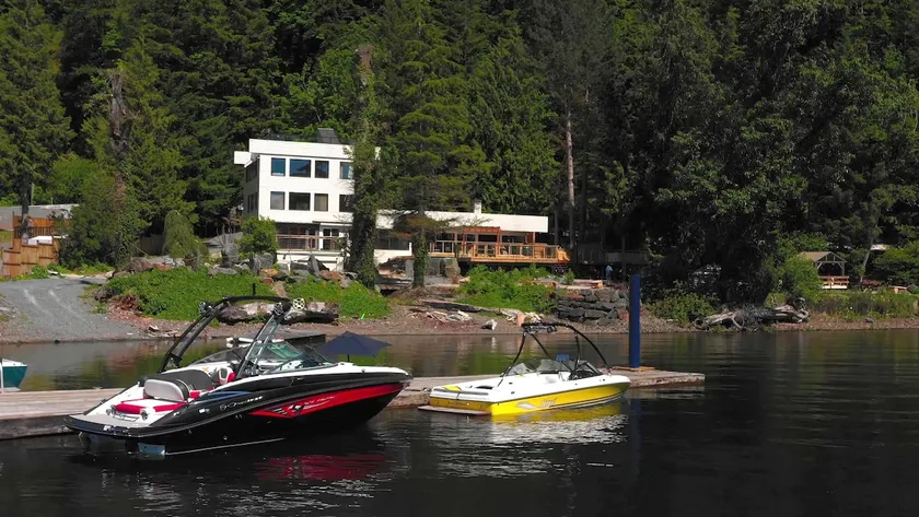Ozarks Lakeside Retreat - Image 1