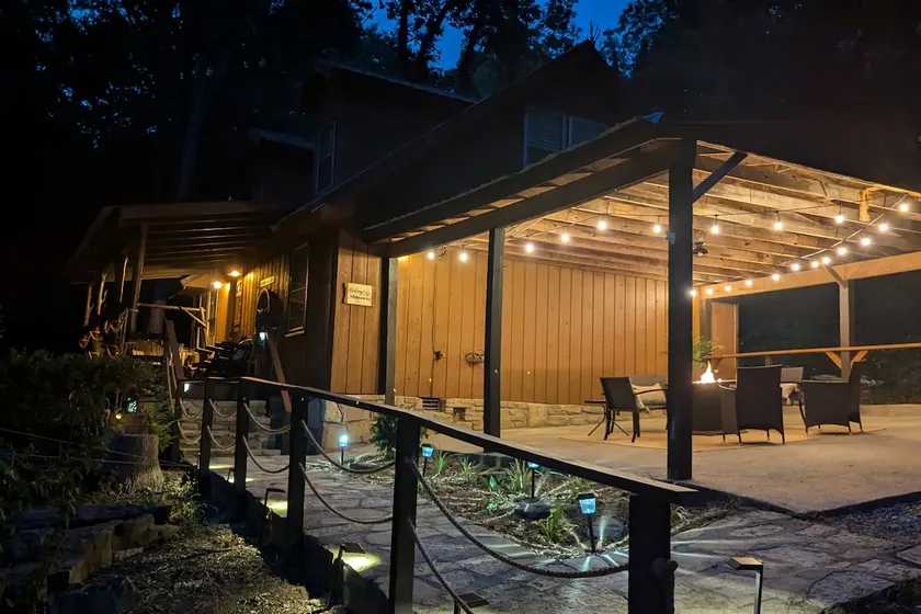 ”Hickory Hideaway” | 5 Mins to I-65 | Sleeps 8 - Image 1