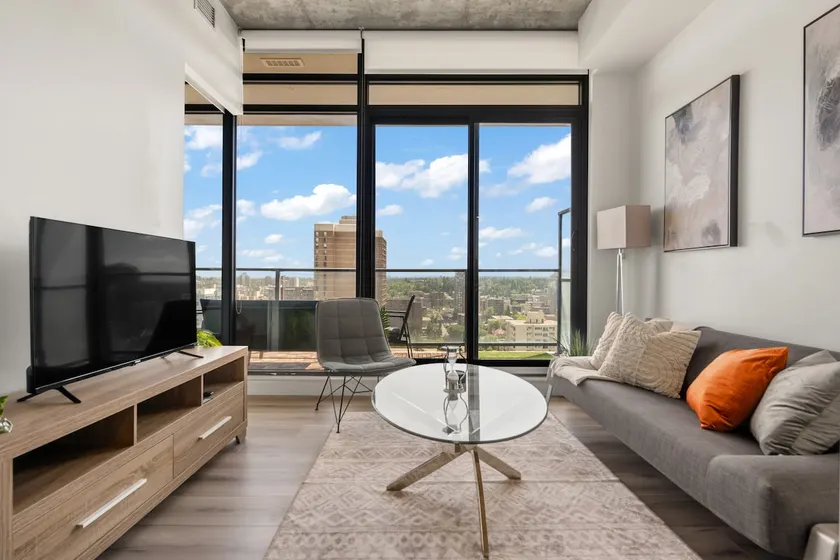High-Rise Haven | AC, VIEWS, Pool, Gym & Parking - Image 1