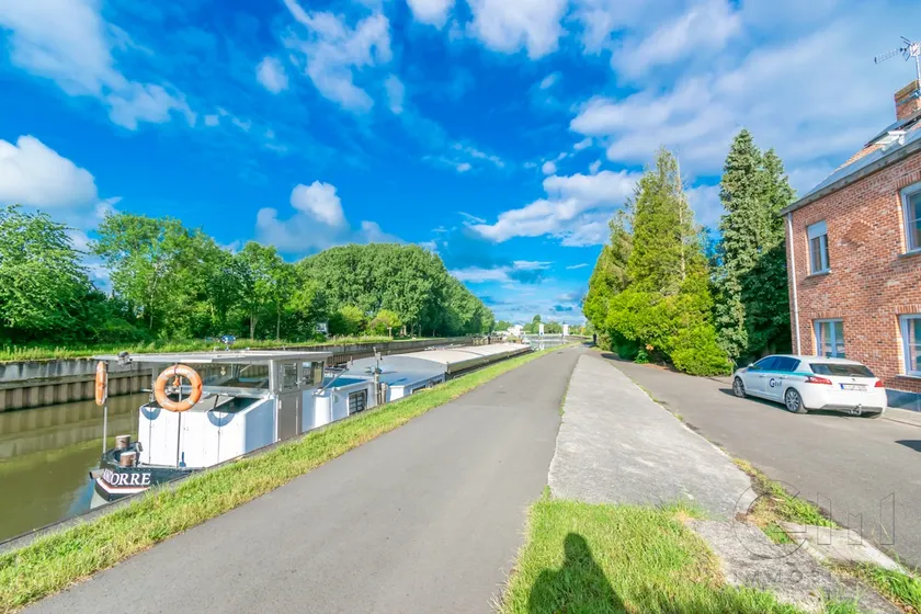 Charming riverfront house - Image 1
