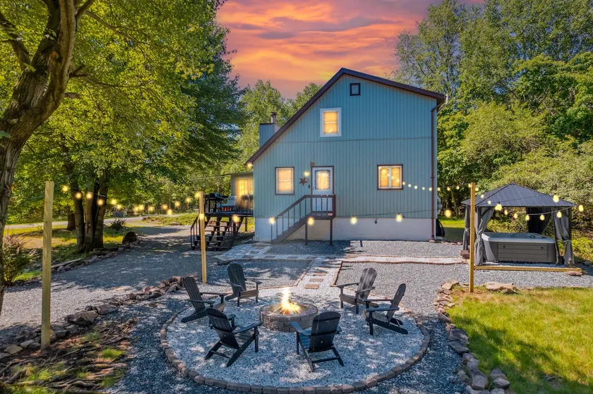 Fire pit, Hot tub, Shuffleboard, Game Room & More! - Image 1