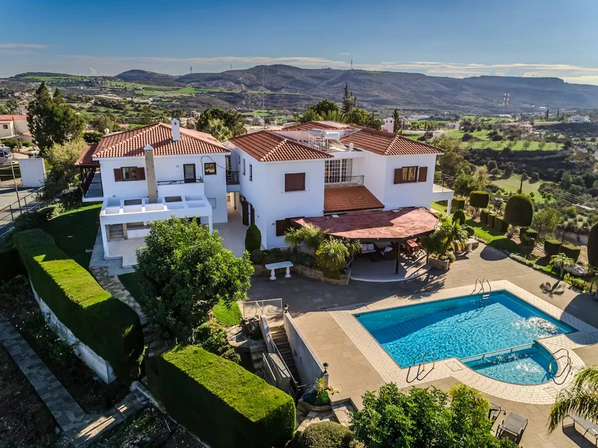 Exclusive 6-room house - Pantel, Pool & View - Image 1