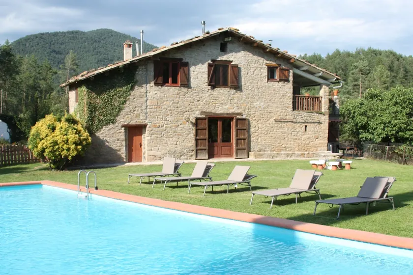 Large and rustic farmhouse in Borredà - Image 1