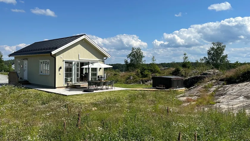 New cabin for 8 by the lake! Hot tub AC Home theater - Image 1