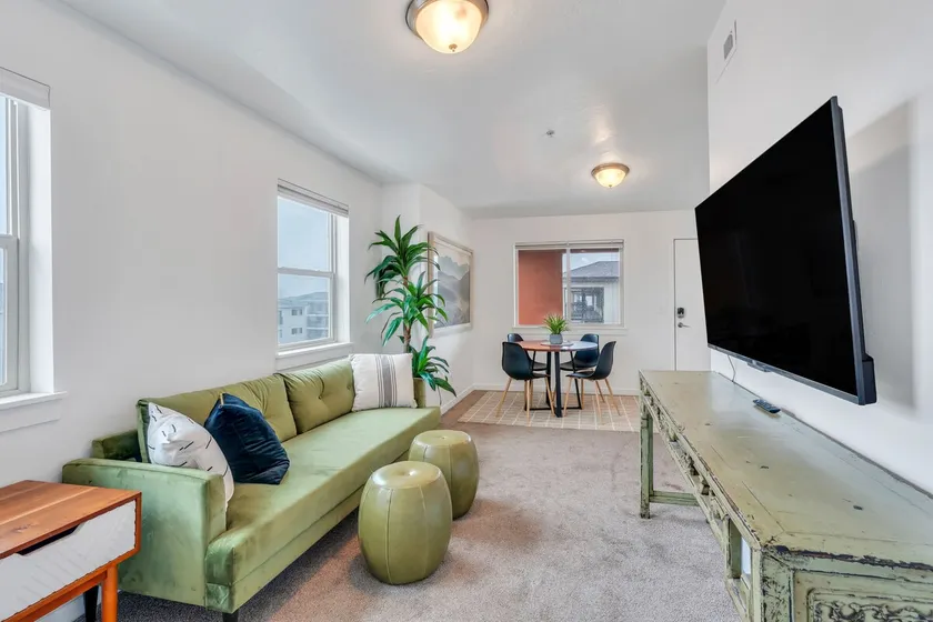 Top Floor Penthouse Orem Condo - Image 1