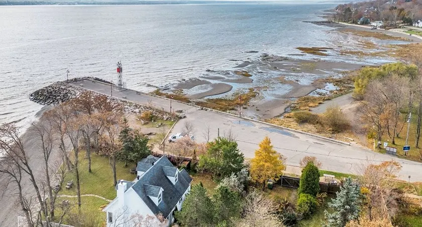 Waterfront house - Image 1