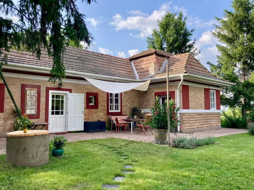 Baglyos Guesthouse Key - Image 1