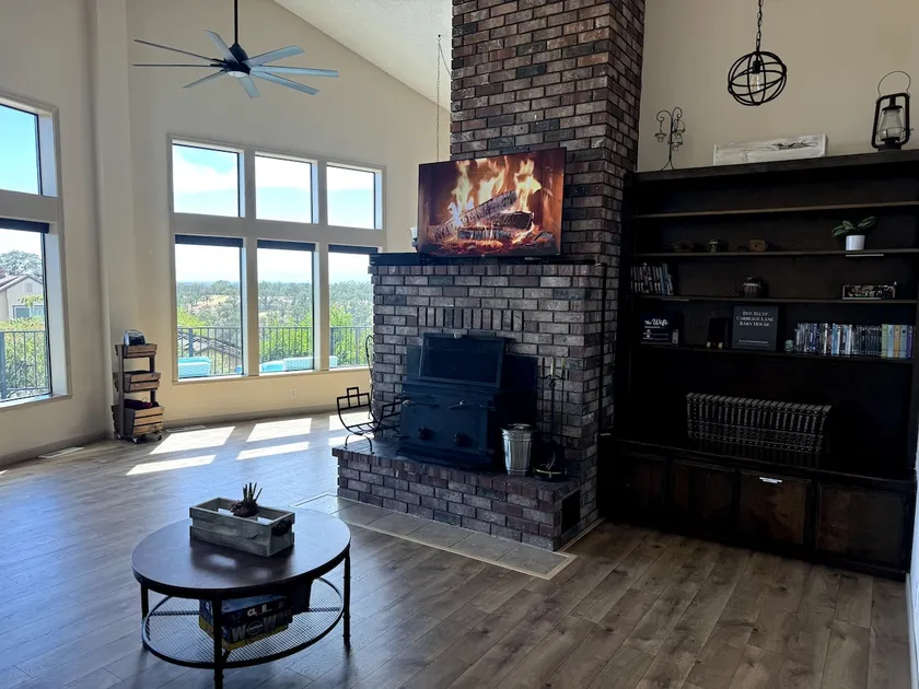 Stunning Hilltop Retreat - Image 1