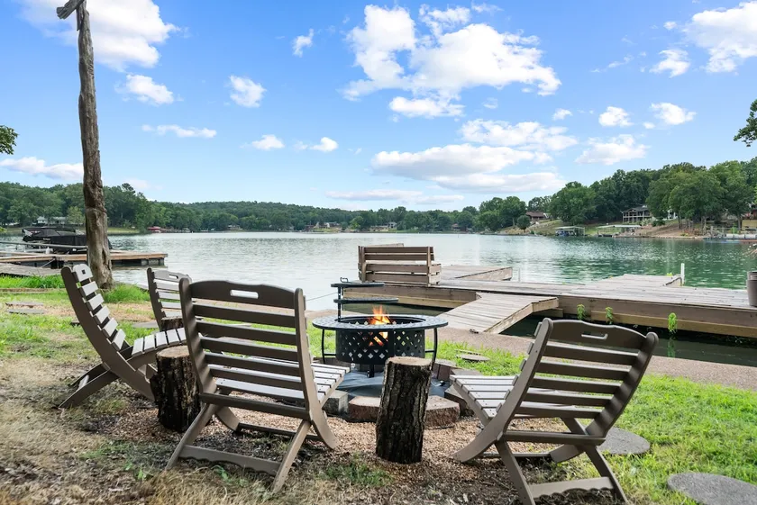 Lakeside Terrace Lodge: Dog-Friendly with Hot Tub - Image 1