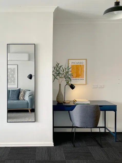 Stylish Executive City Pad w Parking and Pool - Image 1