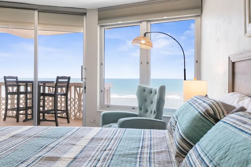 Scenic beachfront condo - Image 1