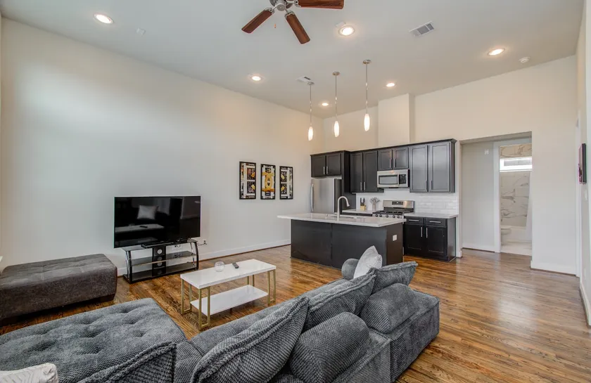 Spacious Getaway 5 Min from Daikin Park! - Image 1