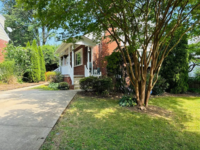 Secluded house near DC w parking - Image 1