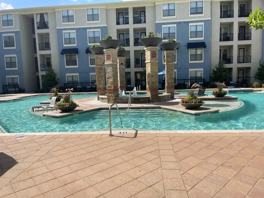 Convenient Spacious 2bed 2bath - Image 1