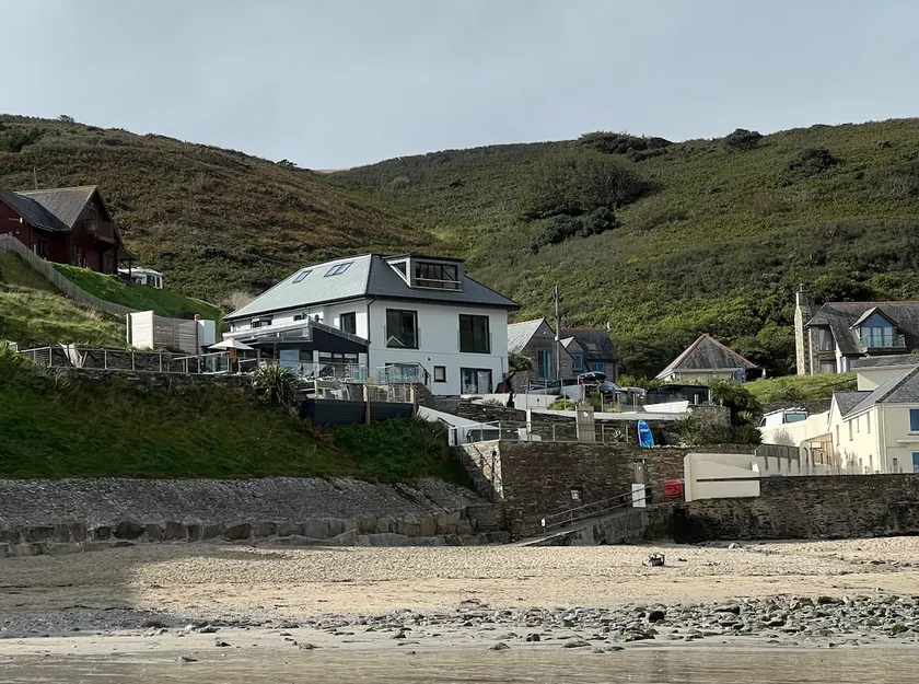 UPPER BEACH HOUSE - Image 1