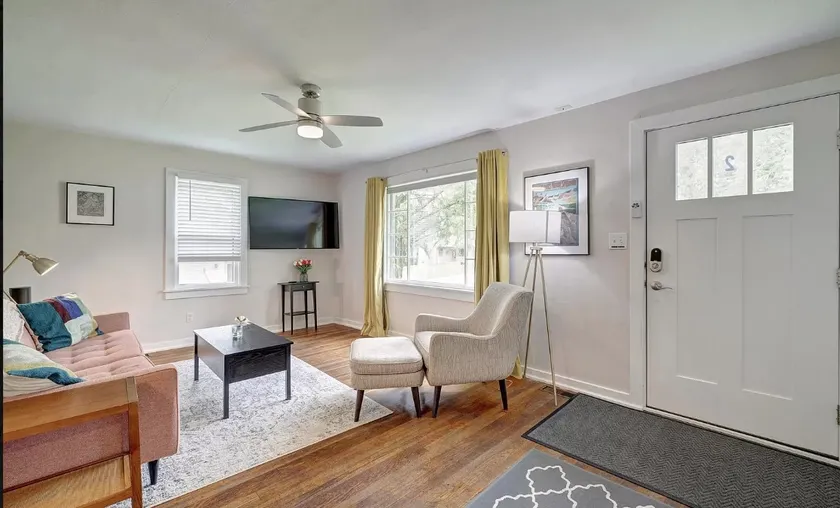 2 Bedroom: Walk to IU/Kirkwood, king bed and deck - Image 1