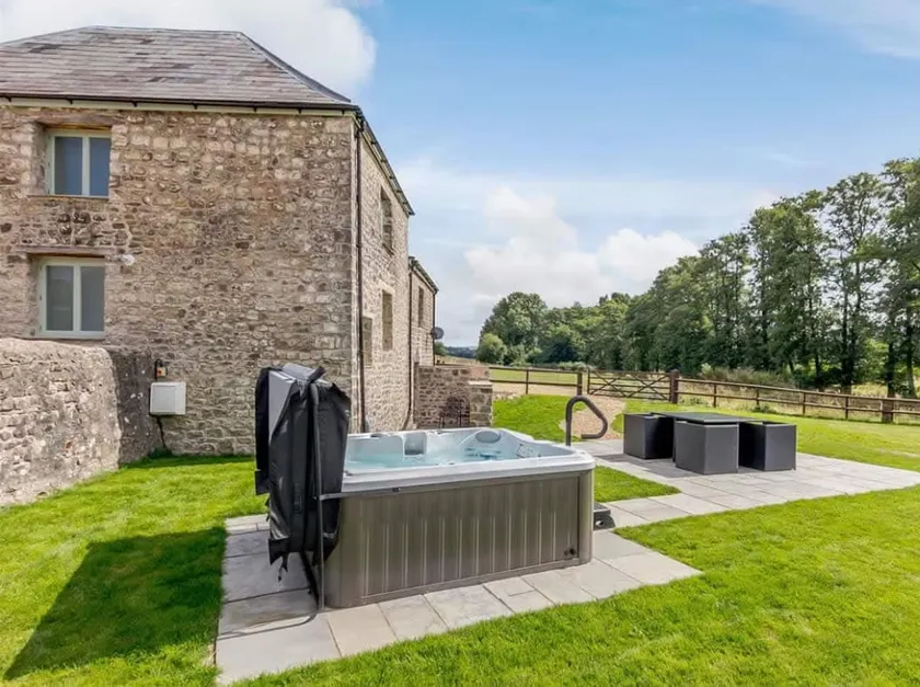The Granary at Henrhiw Farm Cottages - Image 1
