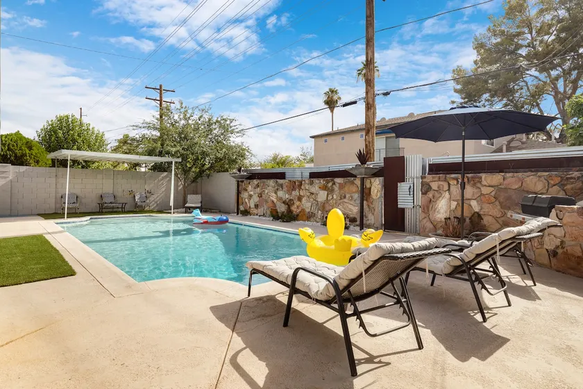 Martha's Getaway-FREE Heated Pool/5 Bed/Pool Table - Image 1