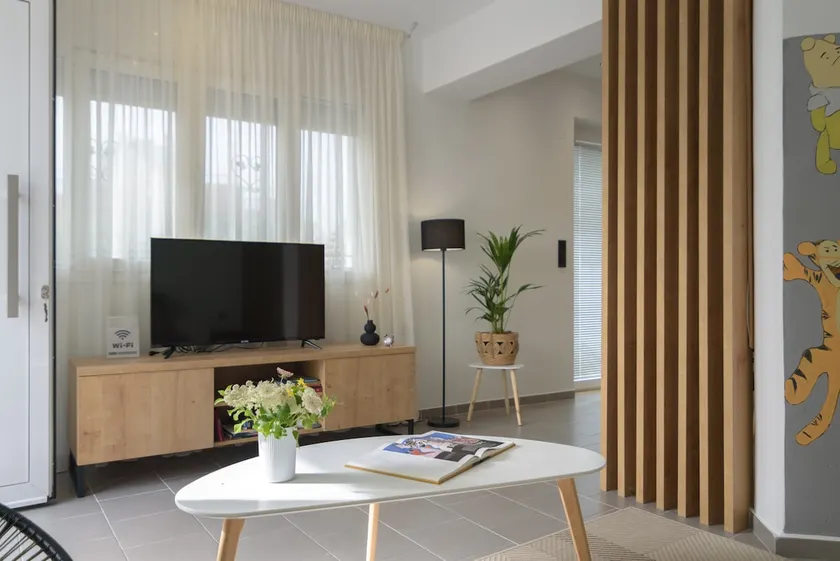 Onar Elegant Beachside Home - Image 1