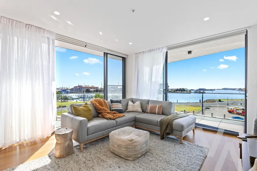 Newcastle Harbour Apt. 2 Bed, 2 Bath, Free Parking - Image 1